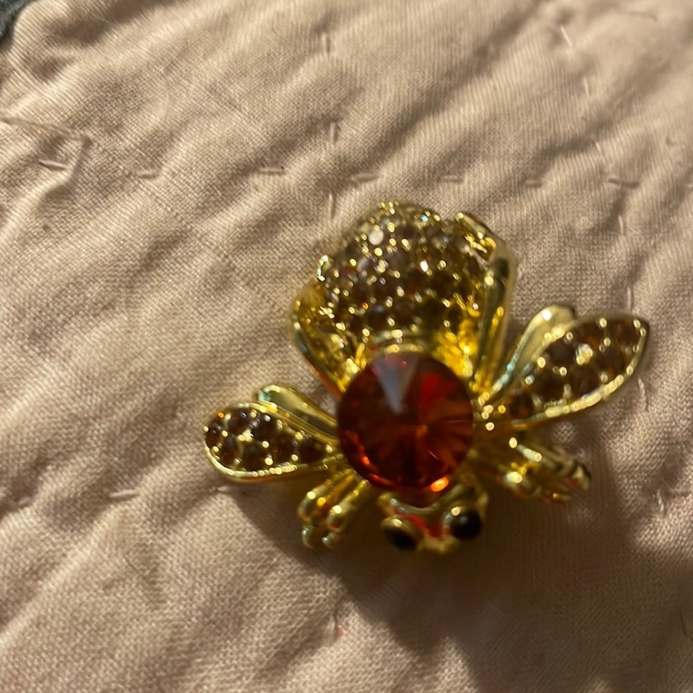Goldtone champagne bee brooch